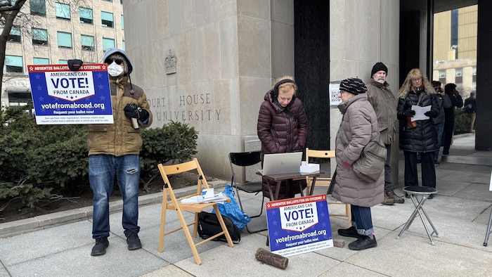 L'organisation Democrats Abroad aidait les gens à s'inscrire pour voter à Toronto.