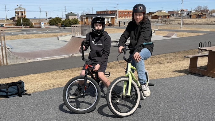 Noah Fournier et Siméon Légaré sont sur leur vélo.