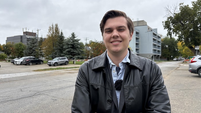 Noah Redden est à l'extérieur.