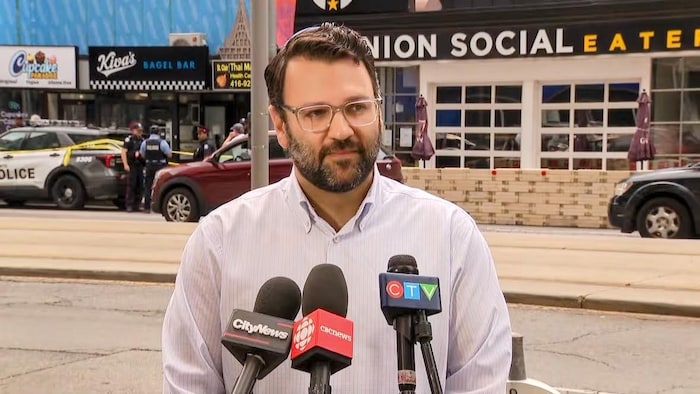 Noah Shack devant l’une des succursales de la boulangerie Kiva’s.