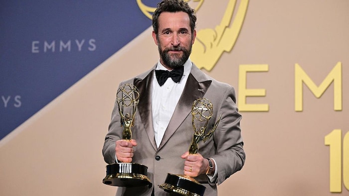 Noah Wyle tient deux trophées.