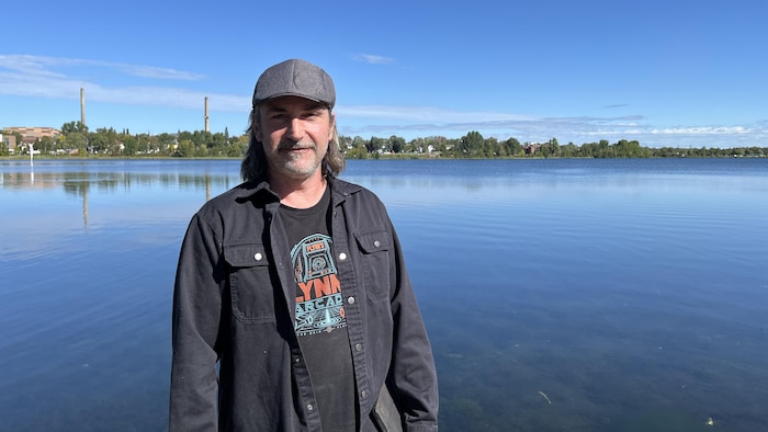 Sébastien Ouellette pose devant le lac Osisko.