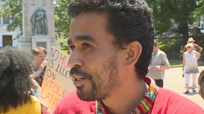Noé Arteaga, un manifestant et immigrant guatémalien.