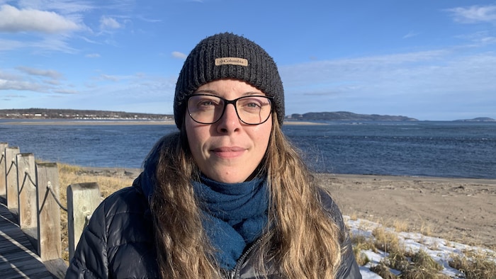 Marianne Lachance sourit debout devant la mer.