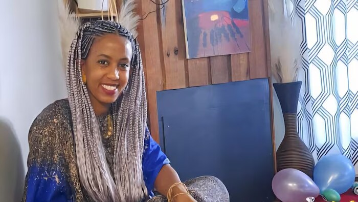 Nura Mehammed en train de faire du café sur un appareil de cuisson portatif.