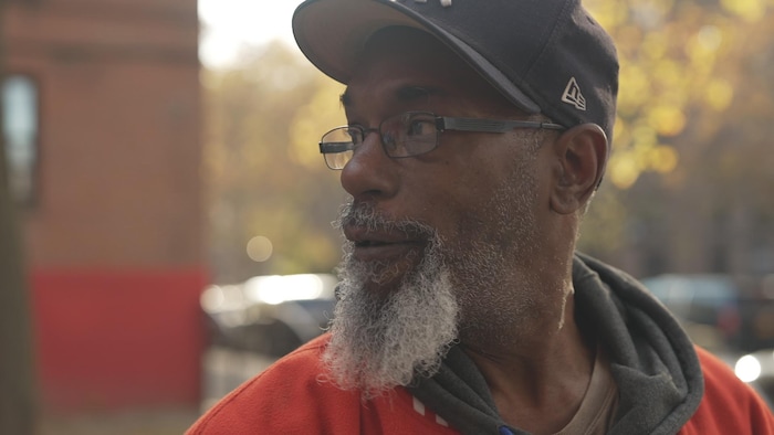 Un homme regarde au loin.