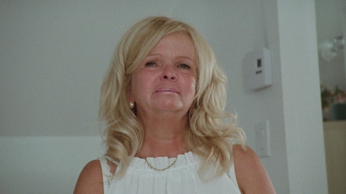 Portrait d'une femme les larmes aux yeux.