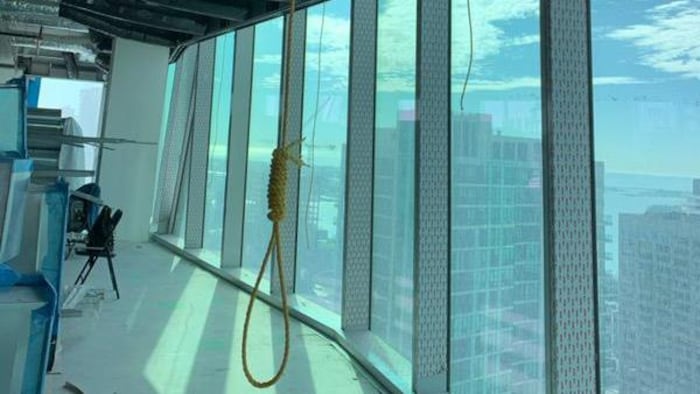 Un noeud coulant dans un immeuble en construction.