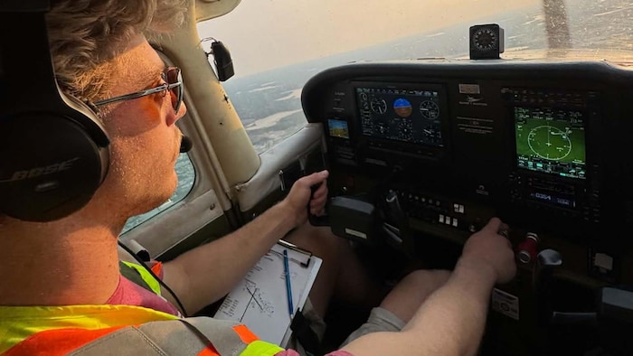 Nolan Dusome est aux commandes d’un avion.