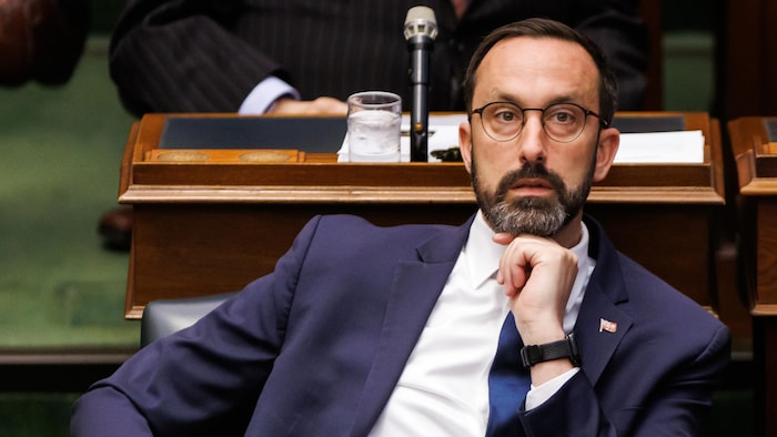 Nolan Quinn est assis à l’Assemblée législative de l’Ontario, à Queen’s Park, à Toronto.