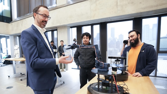 Nolan Quinn, ministre des Collèges, des Universités, de l'Excellence en recherche et de la Sécurité, visite un laboratoire de robotique et de recherche de l'Université de Toronto en compagnie d'étudiants en ingénierie, à Toronto, le lundi 9 mars 2026.
