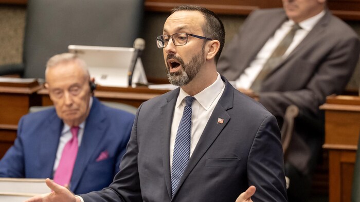 Nolan Quinn se lève pour parler dans l’Assemblée législative.