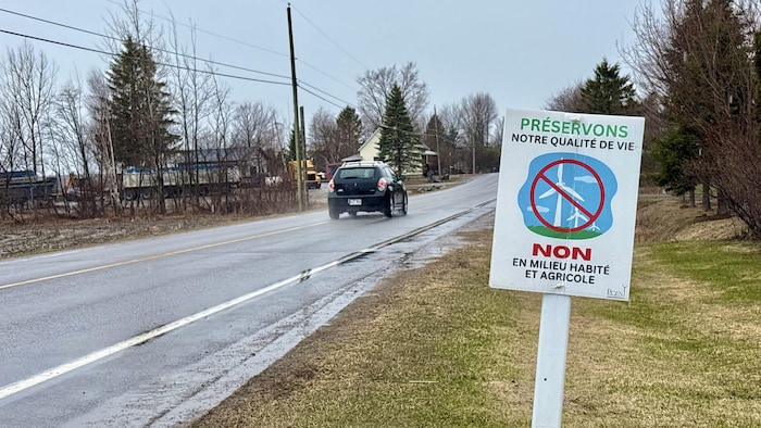 Des pancartes en défaveur des éoliennes sont visibles dans le secteur.