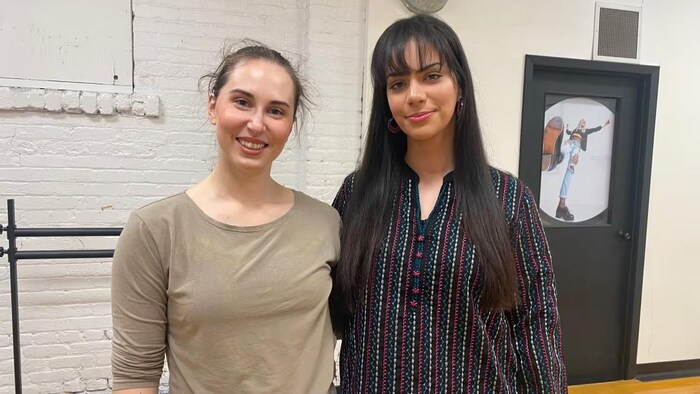 Noor Tajik et Tessa Rae Kuz posent et sourient.
