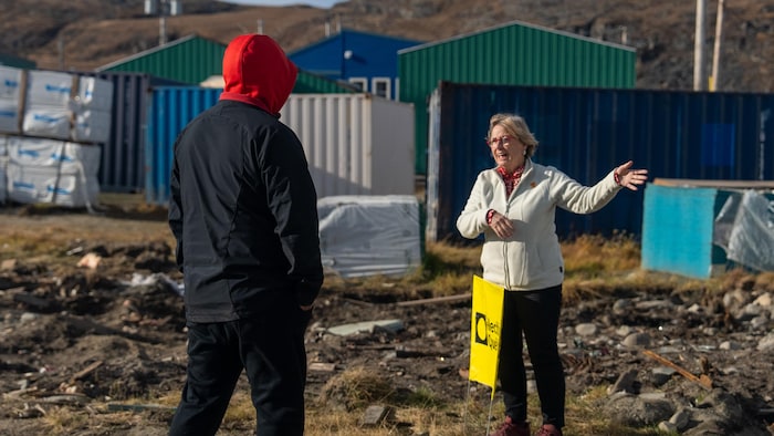 Diane Mongrain parle à un homme.