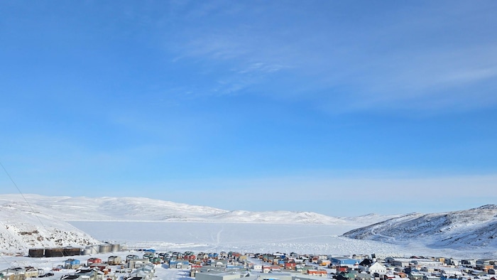 Vue panoramique d'un petit village en hiver.