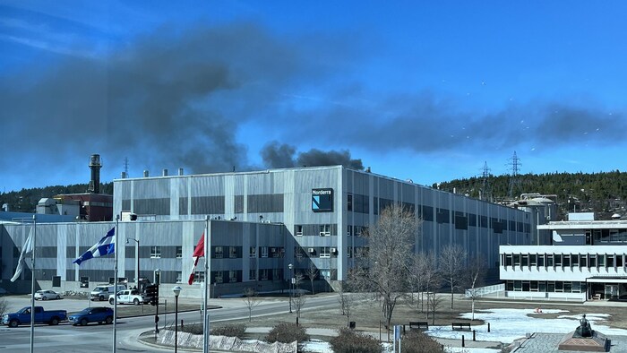 Des panaches de fumée s'échappent du bâtiment.
