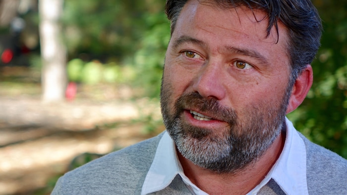 Martin Paquette en entrevue à Radio-Canada, devant des arbres