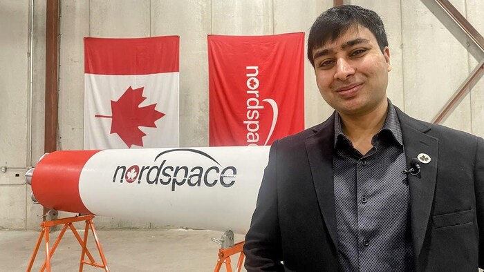 Rahul Goel devant une fusée de NordSpace.