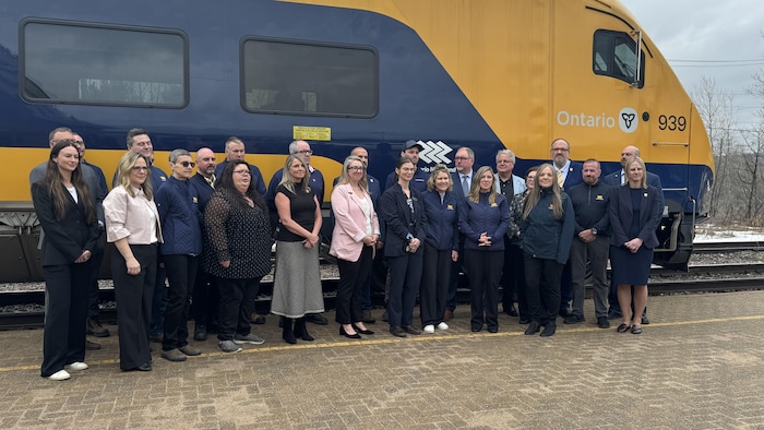 Sur la photo, une rame du Northlander et l’équipe d’Ontario Northland.