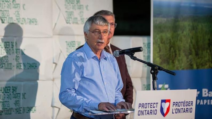 Norm Bush, directeur général de Thunder Bay Pulp and Paper, prend la parole lors d'une annonce de financement pour l'usine.