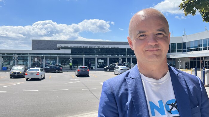 Norm Di Pasquale devant l’aéroport Billy Bishop.