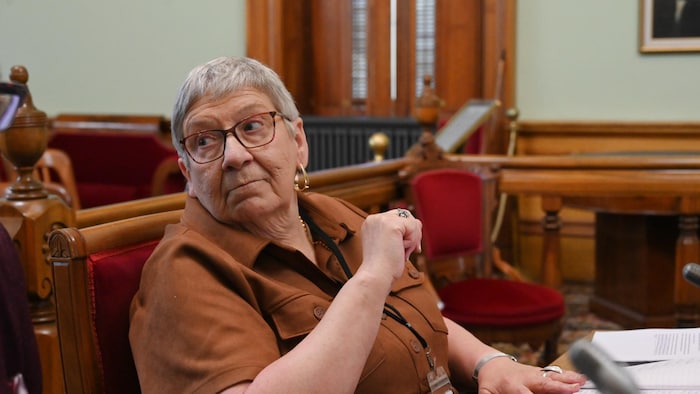 Norma Dubé dans une salle à l'Assemblée législative de Fredericton.