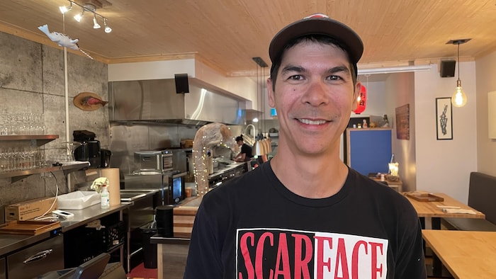 Norman St-Pierre pose devant la cuisine du restaurant Narval.