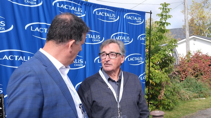 Normand Bergeron discute avec une personne.