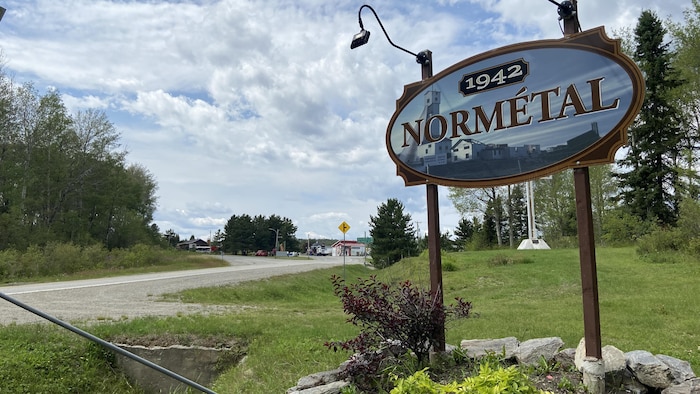 L'affiche à l'entrée de Normétal, indiquant 1942 pour l'année de fondation, près de la route.