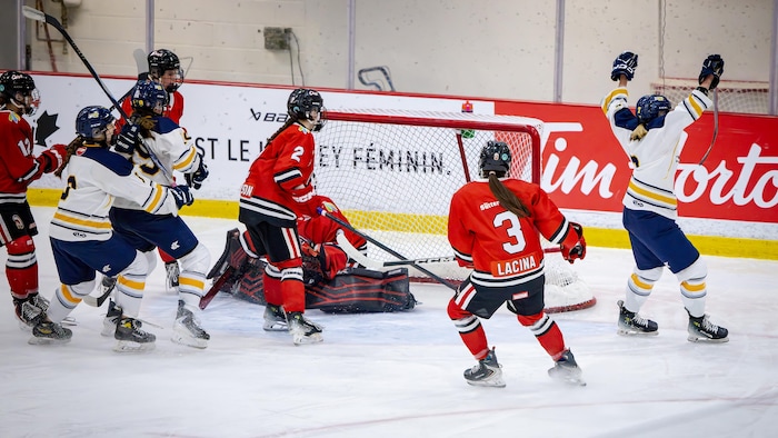 Une joueuse lève les bas après avoir marqué son but.