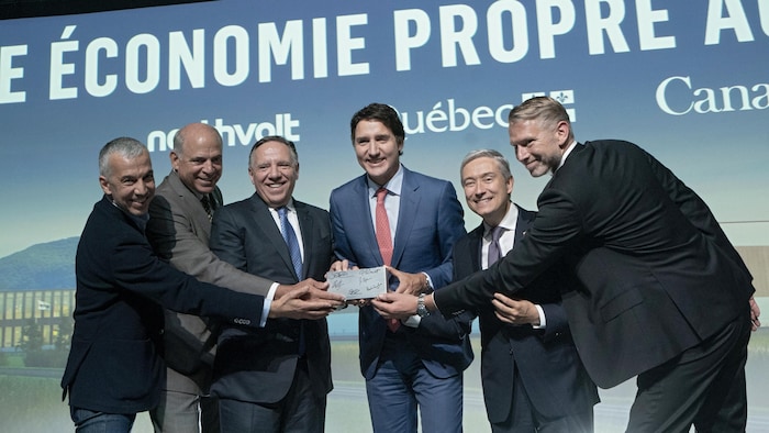 Justin Trudeau et François Legault posent avec Paolo Cerruti, Pierre Fitzgibbon, François-Philippe Champagne et Peter Carlsson.