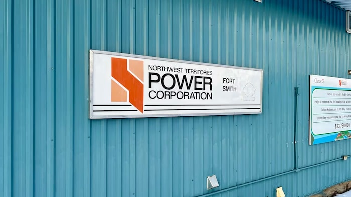 Un panneau de NTPC sur un bâtiment en tôle.