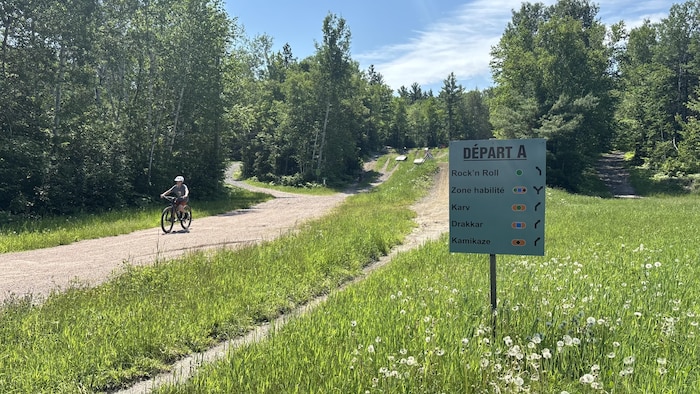 Un cycliste sillonne un sentier.