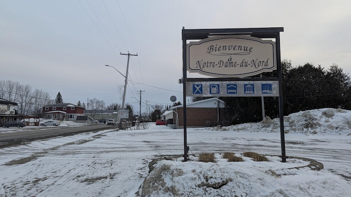 Le panneau affiché à l'entrée de la Municipalité de Notre-Dame-du-Nord, en hiver.