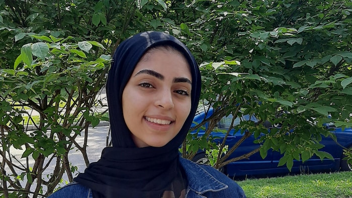 Nourhan Ali en photo à l'extérieur.