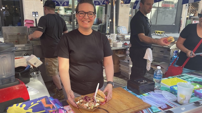 Marie-Claude Matte avec un burger et une poutine.