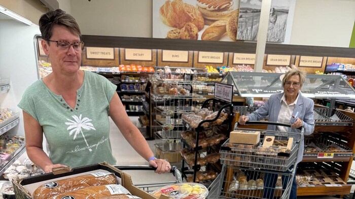 Les deux femmes font les courses.