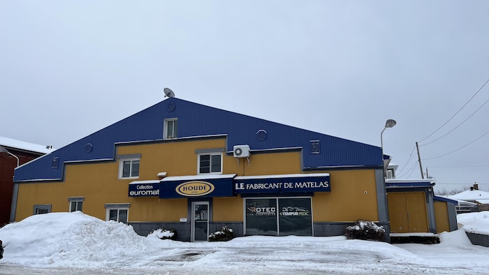 Un bâtiment.