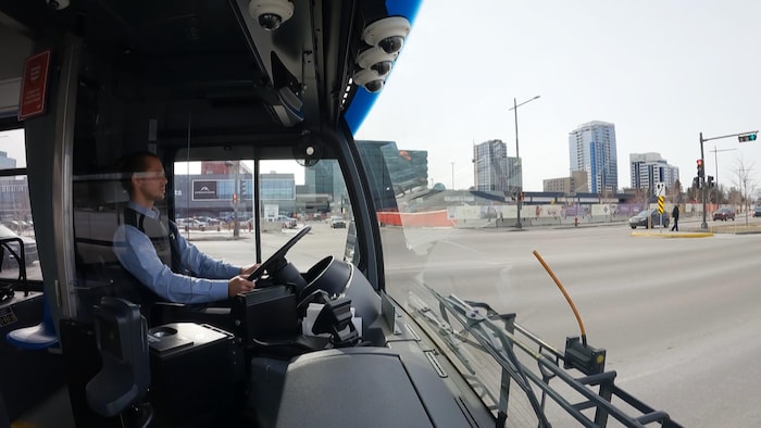 Un chauffeur du RTC circulant sur le boulevard Hochelaga à bord d’un Métrobus 805.