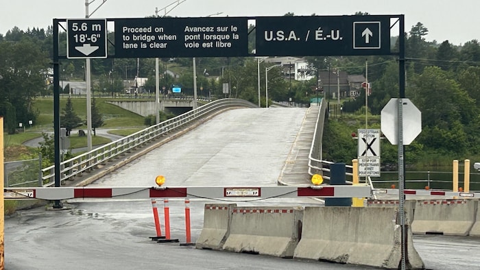 Poste frontalier de Saint-Léonard menant aux États-Unis