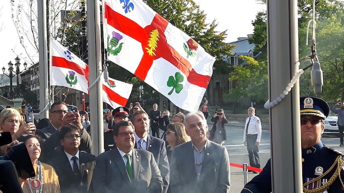 Le maire de Montréal, Denis Coderre, et Ghislain Picard, chef de l'Assemblée des Premières Nations Québec-Labrador, assistent à l'inauguration du nouveau drapeau de la Ville de Montréal.