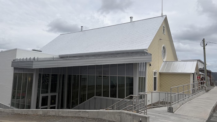 Un hall moderne greffé sur un vieux théâtre.