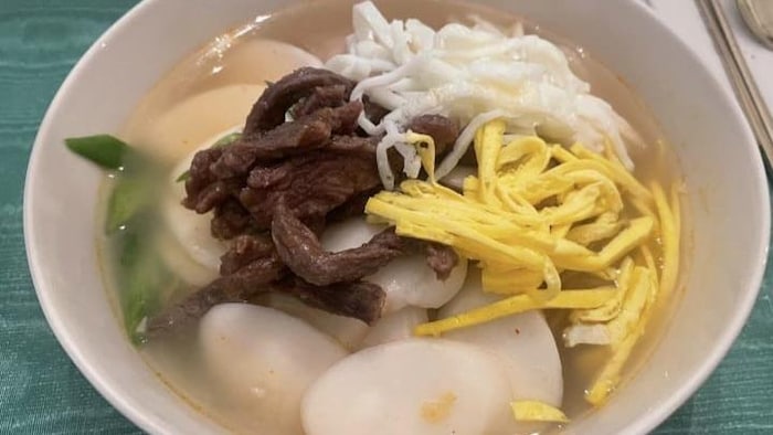 Une soupe coréenne composée de gâteaux de riz.