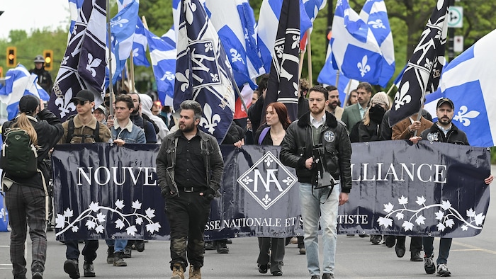 Des membres de Nouvelle Alliance marchent en rang vers le square Saint-Louis, à Montréal, le 19 mai 2025.