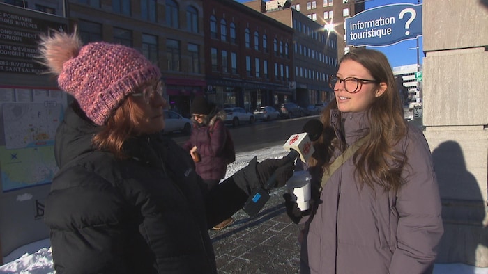 La journaliste Katy Cloutier interroge une citoyenne.