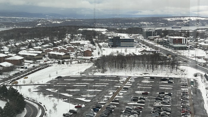 Vu aérienne d'un stationnement du complexe de Desjardins à Lévis en hiver.