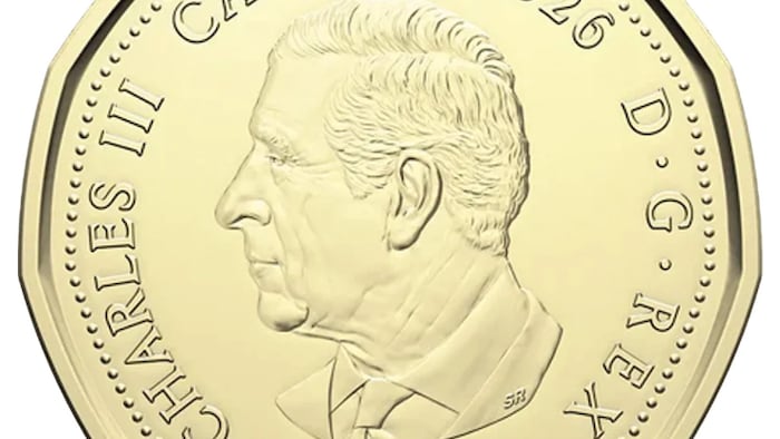 Sur le verso de la pièce apparaît le profil du roi Charles III.