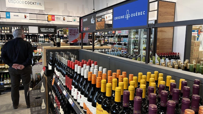Des étalages de bouteilles de vin dans une succursale de la SAQ.