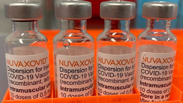 Quatre fioles du vaccin Novavax contre la COVID-19.